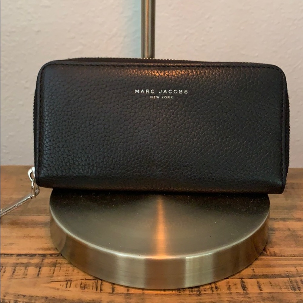 Marc Jacobs black leather wallet. Great condition!